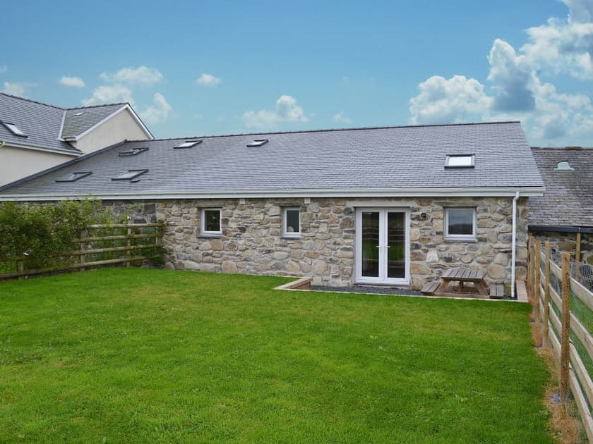 Lovely lawned garden | Beudy Canol - Tyn Lon Isaf, Llangybi, near Pwllheli