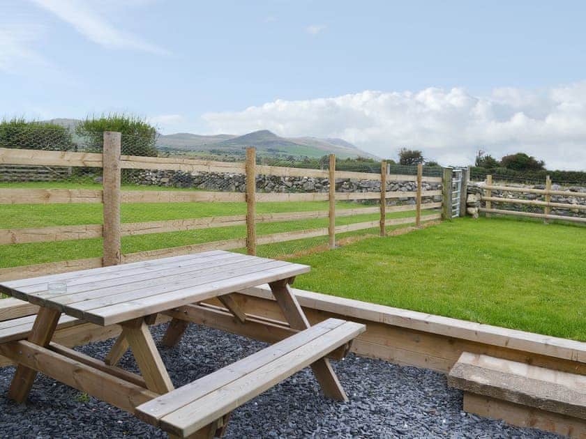Picnic style outdoor eating area | Beudy Canol - Tyn Lon Isaf, Llangybi, near Pwllheli