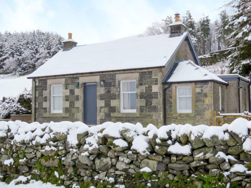 Delightful holiday home in the Winter | Nettlebush Cottage - Drumelzier Place Farm, Drumelzier, near Peebles