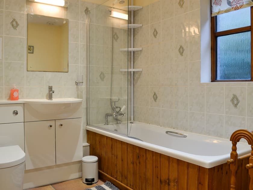 Family bathroom | Ty Hir - Bwlchgwyn Equestrian Holidays, Arthog, near Fairbourne