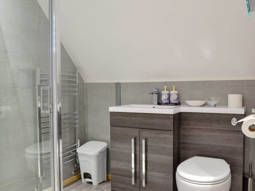 En-suite shower room | Quarry Lodge, Munsley, near Ledbury