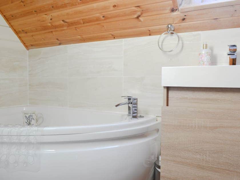 En-suite bathroom with corner bath | Quarry Lodge, Munsley, near Ledbury