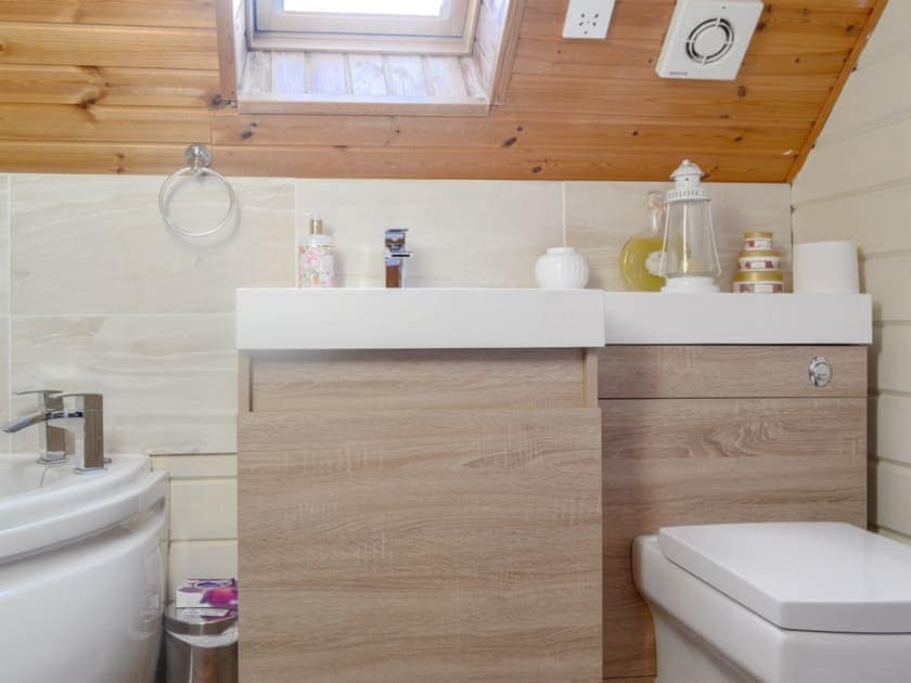 En-suite bathroom with corner bath | Quarry Lodge, Munsley, near Ledbury