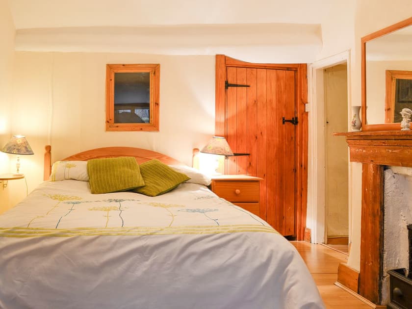 Warm and inviting double bedroom | Hen Hafod, Bala