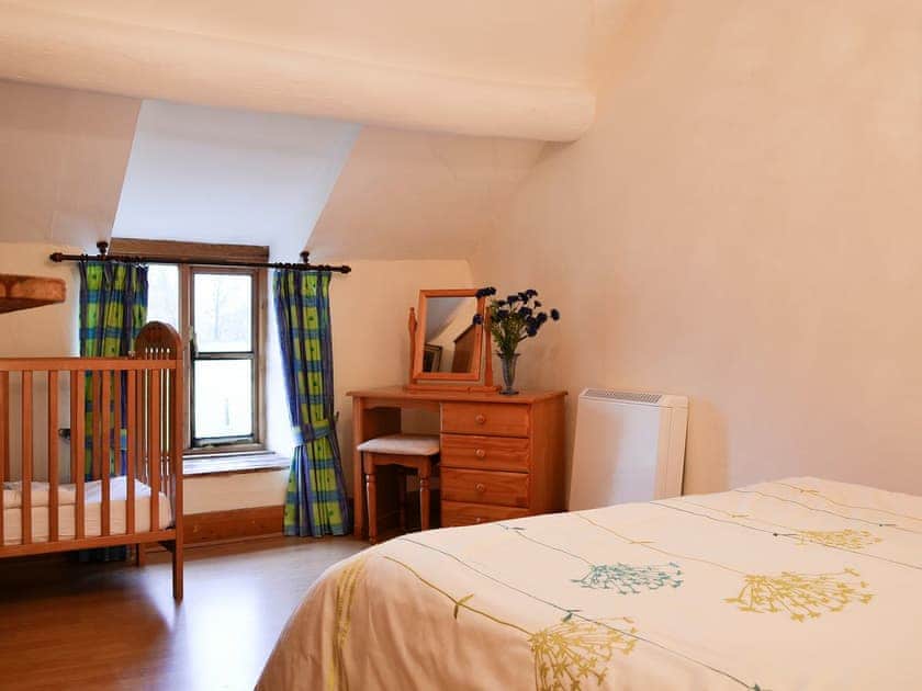 Double bedroom with children’s cot | Hen Hafod, Bala