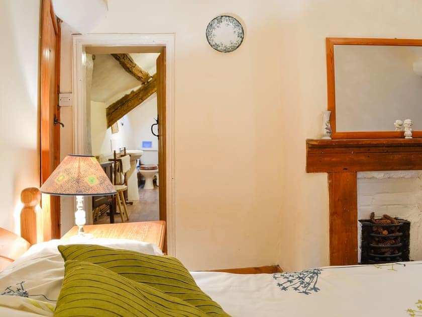 Comfortable double bedroom | Hen Hafod, Bala