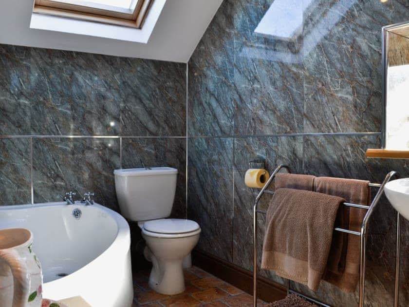 Well presented en-suite bathroom | The Coach House at Old Vicarage Cottage, Betws-yn-Rhos, near Abergele