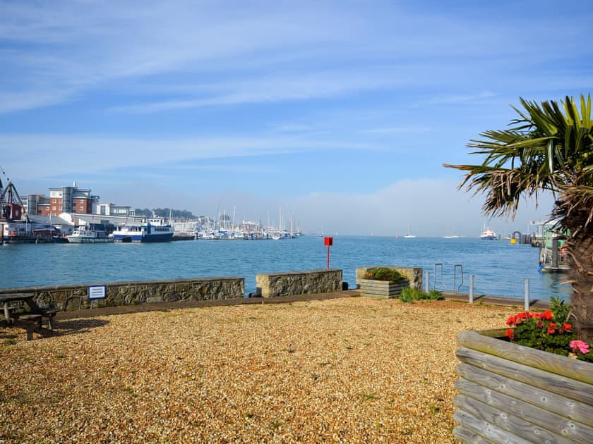 Communal terrace overlooking Cowes Harbour | Anchor Cottage, East Cowes