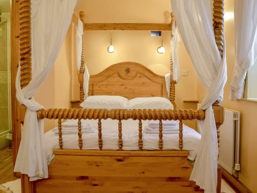 Comfortable four poster bedroom | The Stables - Harvey Gate Farm, Onecote