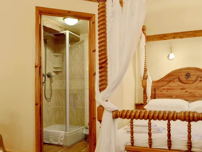 Bedroom with en-suite shower room | The Stables - Harvey Gate Farm, Onecote