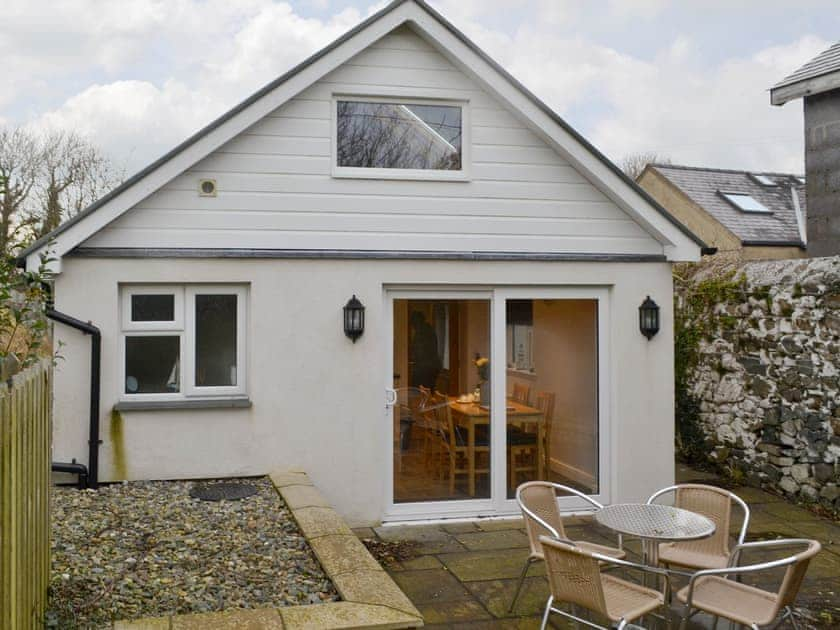 Delightful semi-detached bungalow | Penlon, Pwllheli