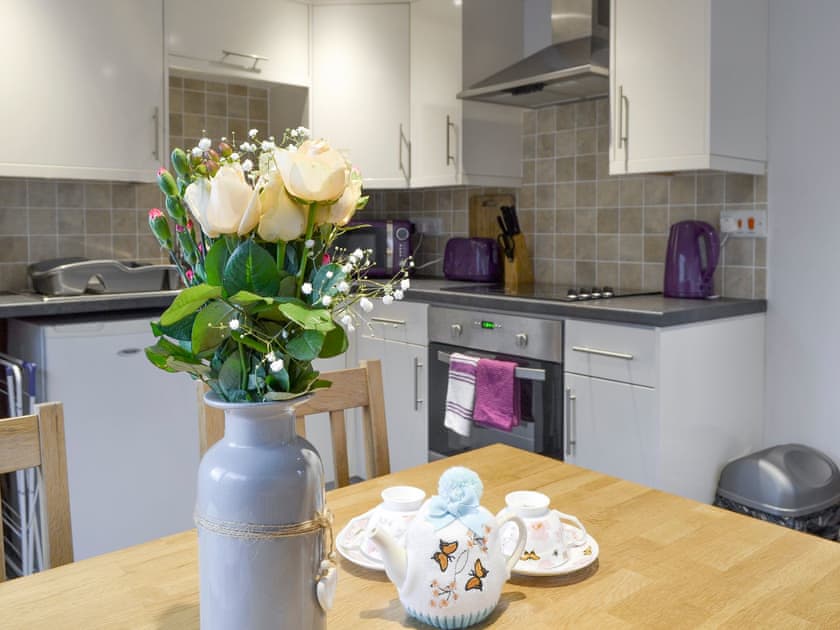 Convenient dining area within kitchen | Penlon, Pwllheli