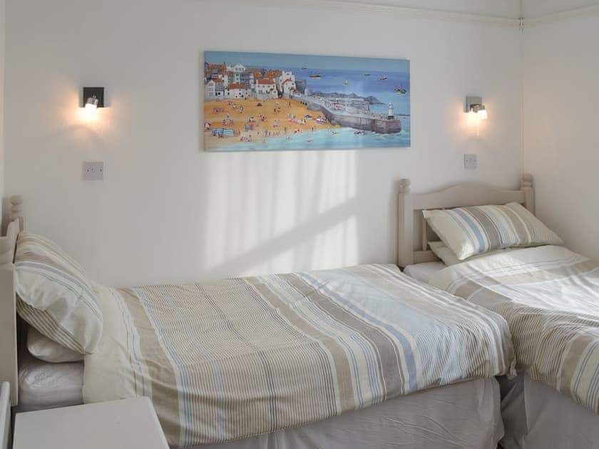 Twin bedroom | Polmeor, Polzeath