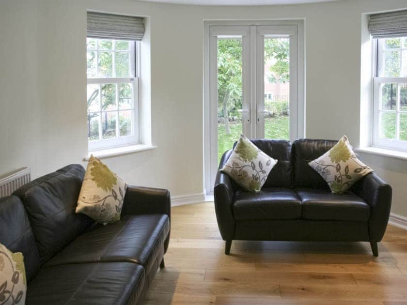 Light and airy living room with garden access | Highlands Apartment 2 - The Highlands, Shanklin