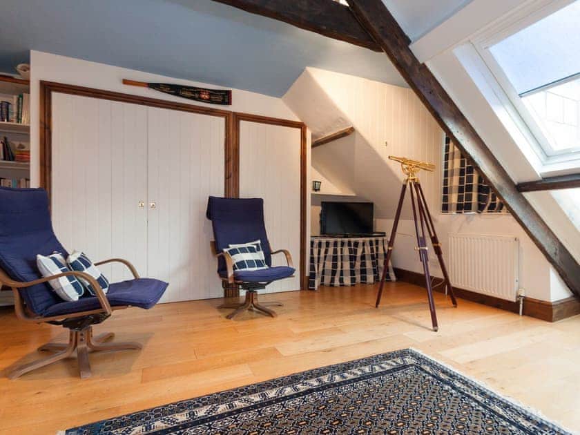 Spacious attic sitting room | Clarence Street 36, Dartmouth