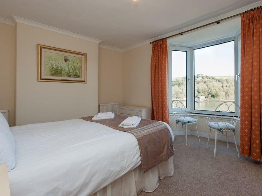 Warm and welcoming double bedroom | Sandquay Road 9, Dartmouth