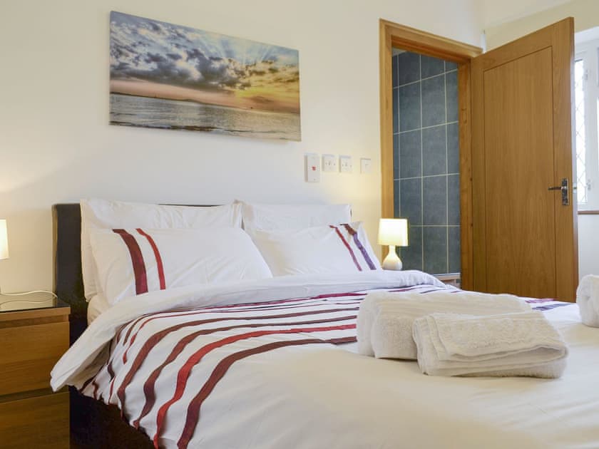 Relaxing double bedroom with en-suite | Springfield Court - Lakeside - Springfield Court Apartments, Peterston-Super-Ely, Cardiff