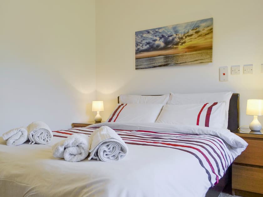 Comfortable double bedroom with en-suite | Springfield Court - Lakeside - Springfield Court Apartments, Peterston-Super-Ely, Cardiff