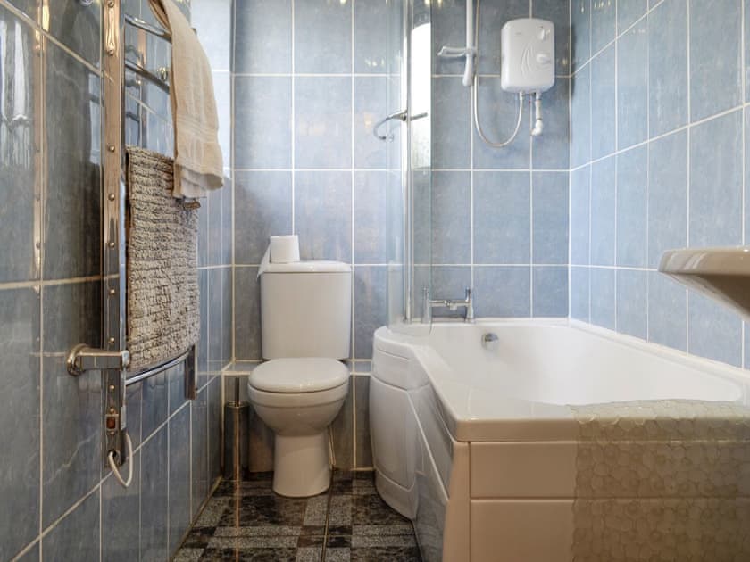 En-suite bathroom | Springfield Court - Lakeside - Springfield Court Apartments, Peterston-Super-Ely, Cardiff