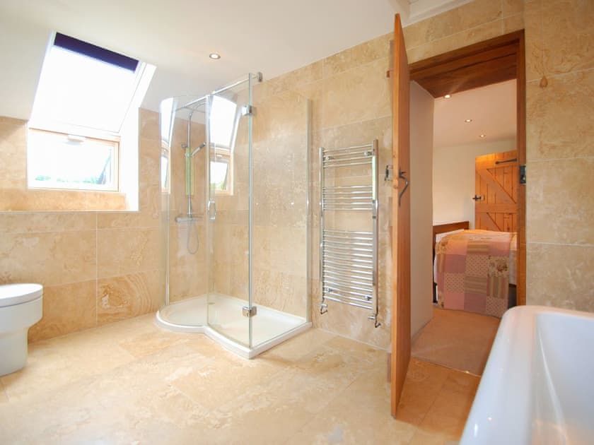 Ensuite bathroom with shower cubicle | Ty Newydd, Llyn Geirionydd, near Llanrwst