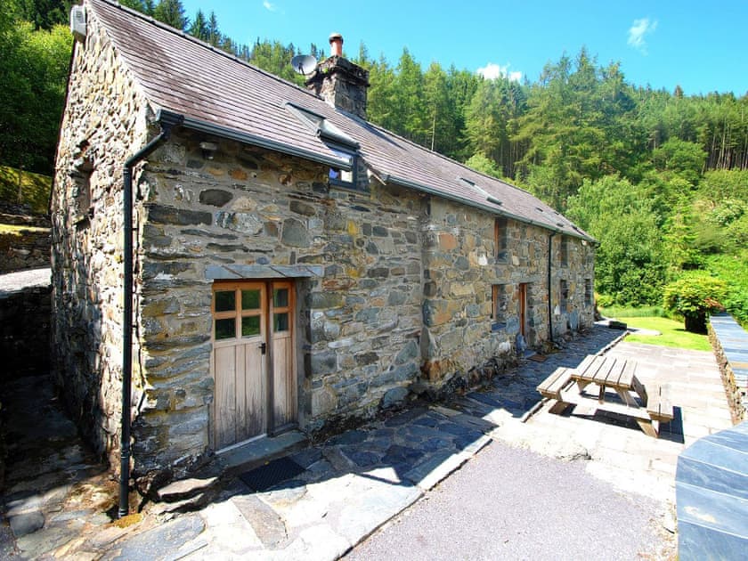 Spacious area to the front of the cottage for entertaining | Ty Newydd, Llyn Geirionydd, near Llanrwst