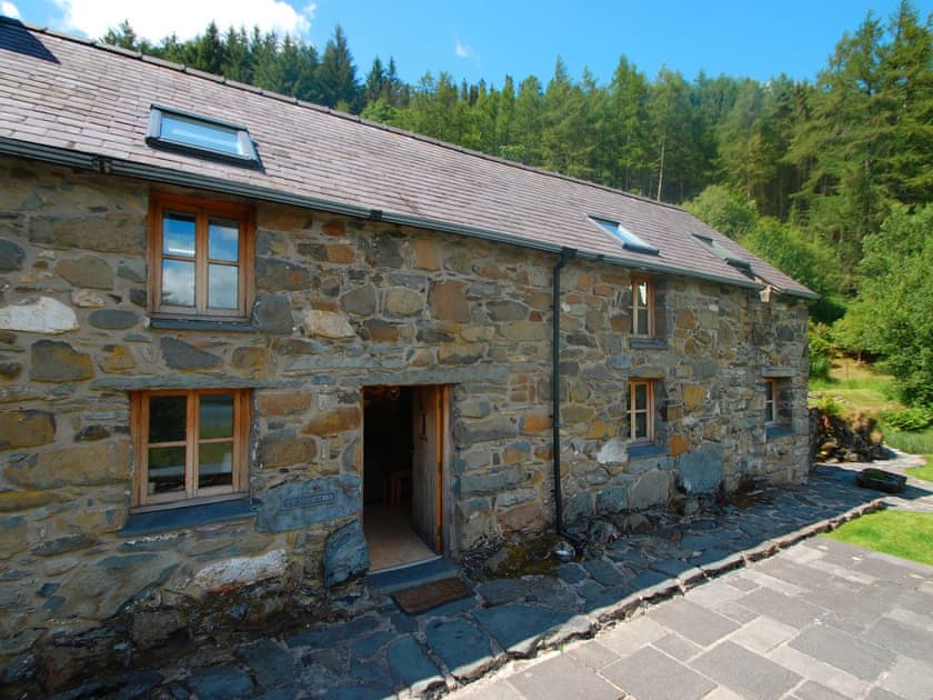 Charming traditional Welsh cottage | Ty Newydd, Llyn Geirionydd, near Llanrwst