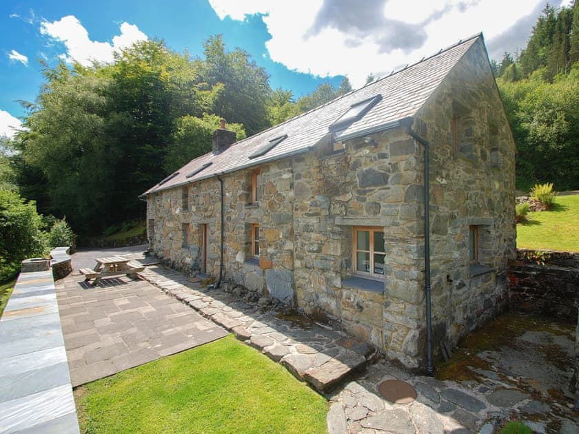 Lovely large cottage ith picnic-style table | Ty Newydd, Llyn Geirionydd, near Llanrwst