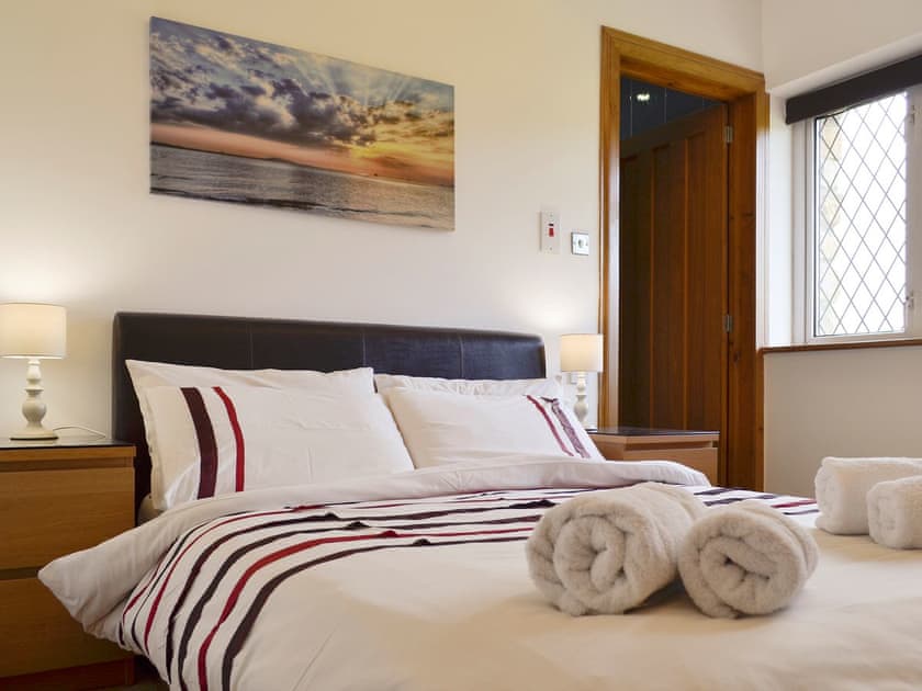 Comfortable double bedroom with en-suite | Springfield Court - Lakeview - Springfield Court Apartments, Peterston-Super-Ely, Cardiff