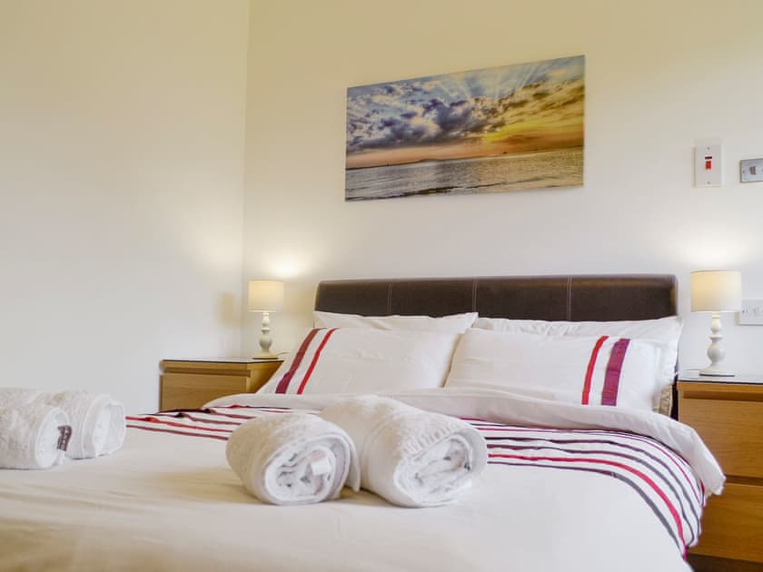 Relaxing double bedroom with en-suite | Springfield Court - Lakeview - Springfield Court Apartments, Peterston-Super-Ely, Cardiff