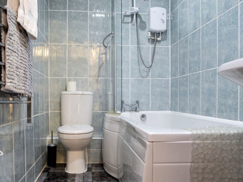 En-suite bathroom | Springfield Court - Lakeview - Springfield Court Apartments, Peterston-Super-Ely, Cardiff