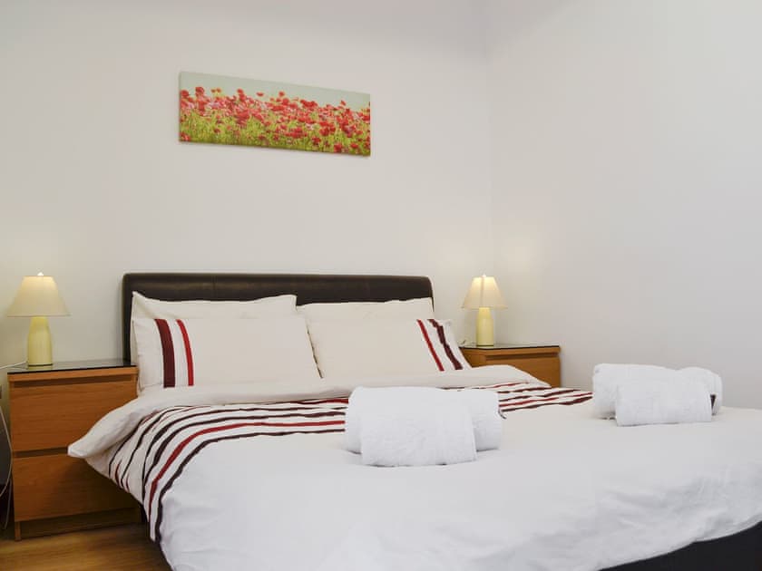 Tranquil double bedroom with en-suite | Springfield Court - Lakeview - Springfield Court Apartments, Peterston-Super-Ely, Cardiff