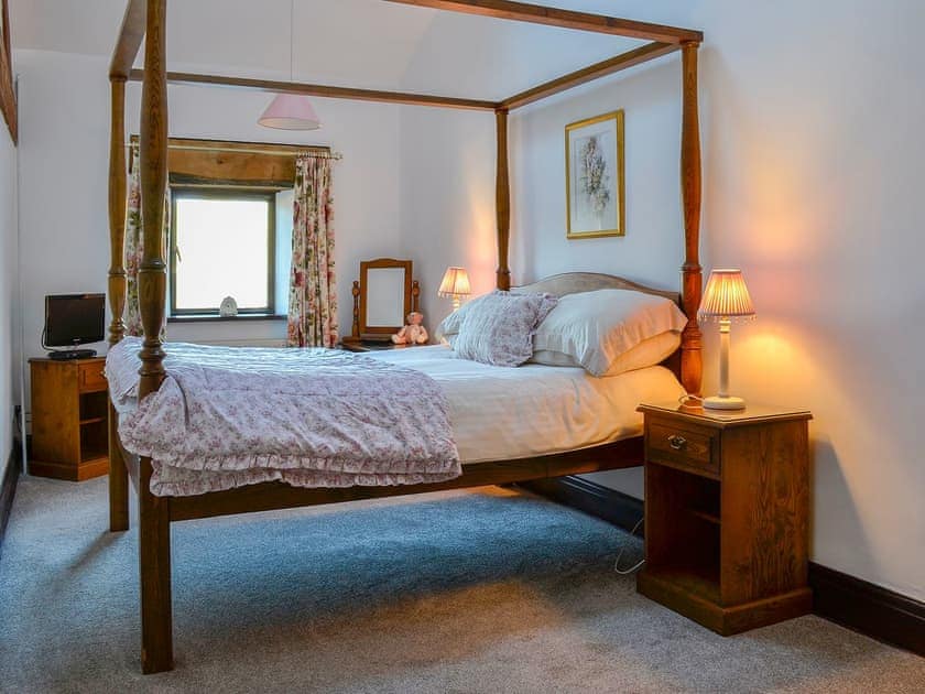 Romantic and welcoming four poster bedroom | Honey Pot - Stonelands Farmyard Cottages, Litton near Kettlewell
