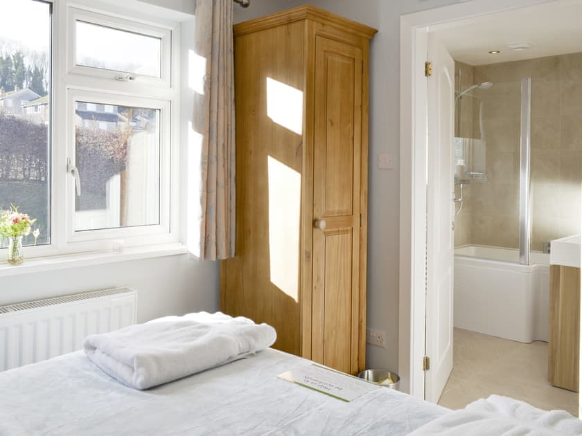 Double bedroom with en-suite | Wyedale, Bakewell