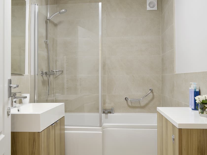 En-suite bathroom | Wyedale, Bakewell