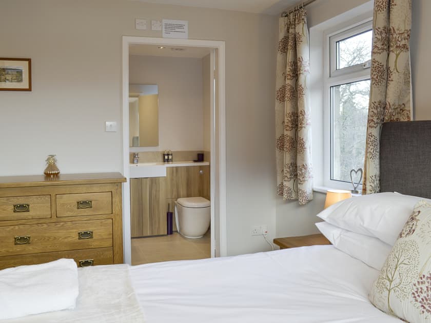 Double bedroom with en-suite | Wyedale, Bakewell