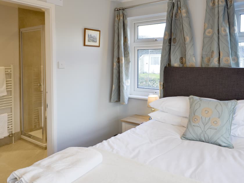 Family bedroom with en-suite | Wyedale, Bakewell