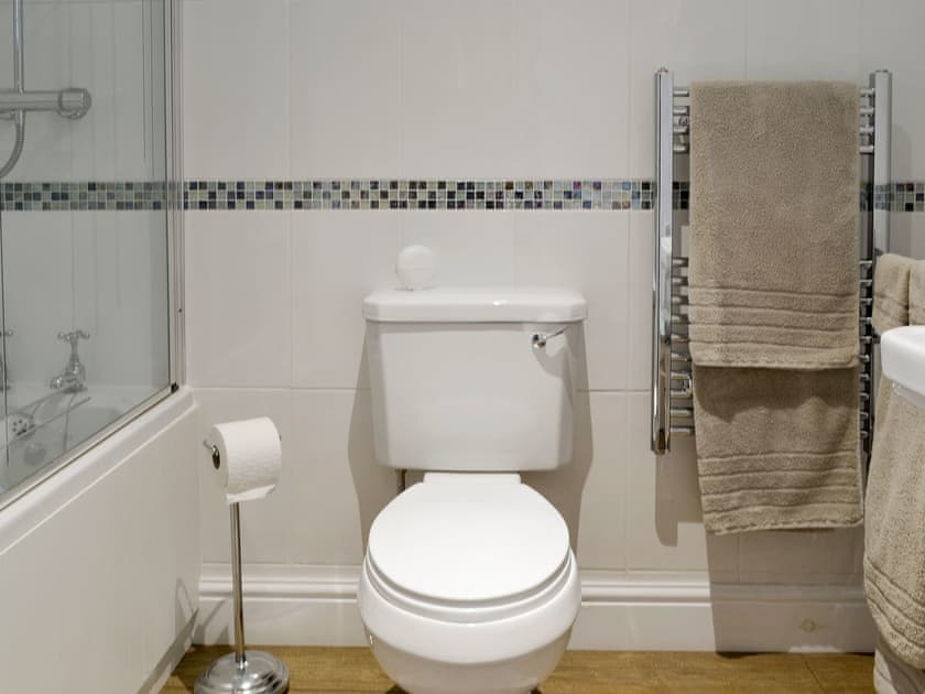 Bathroom with shower over bath | Clinton Cottage, Yaxham, near Norwich