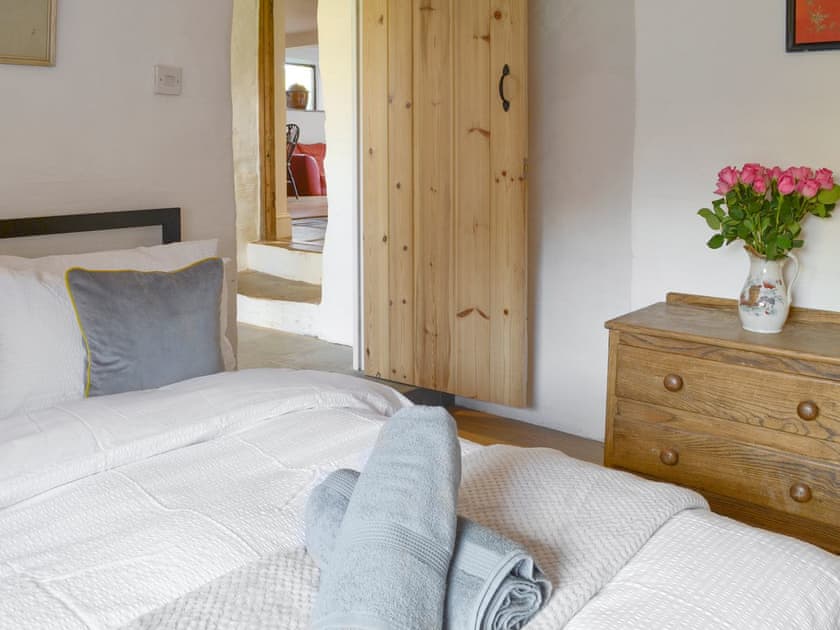 Relaxing ground floor double bedroom | Mad Nelly Cottage - Wheeldon Farm Cottages, Halwell, near Totnes