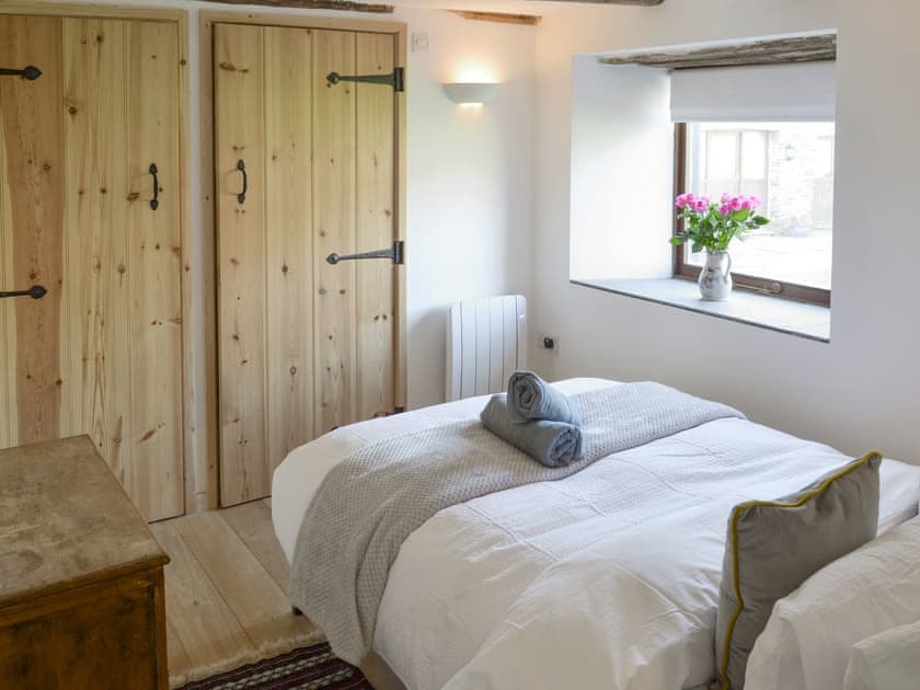 Comfortable ground floor double bedroom with en-suite | Mad Nelly Cottage - Wheeldon Farm Cottages, Halwell, near Totnes