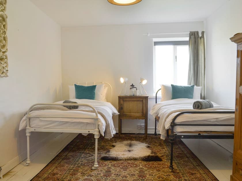 Good-sized twin bedroom | Mad Nelly Cottage - Wheeldon Farm Cottages, Halwell, near Totnes