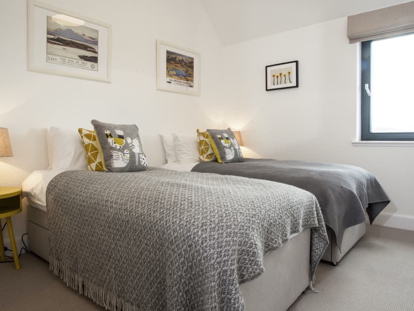 Good-sized twin bedroom | Strathspey Lodge, Duthil, Carrbridge, near Aviemore