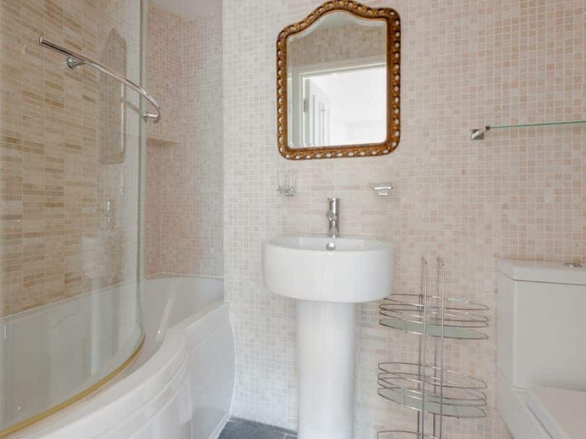 Well presented en-suite bathroom | Bayards View, Apartment 3, Dartmouth