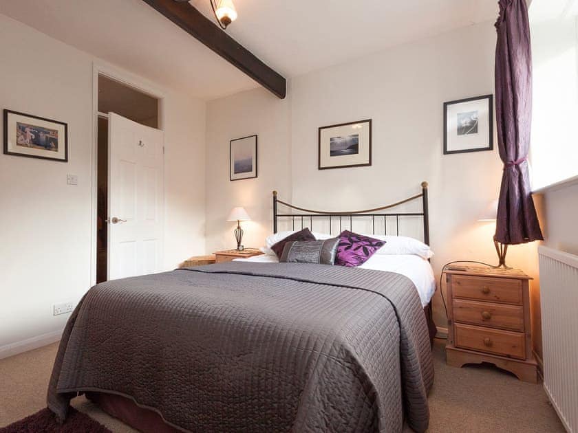 Cosy and inviting double bedroom with kingsize bed | Lower Street 10, Apartment 3, Dartmouth