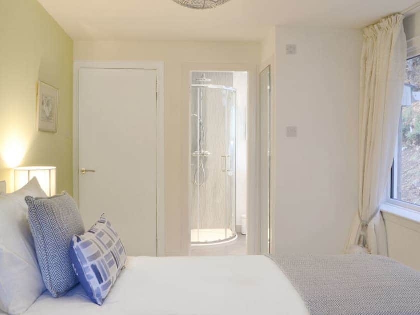Twin bedroom with en-suite | Balnacraig, Craigton, near Inverness