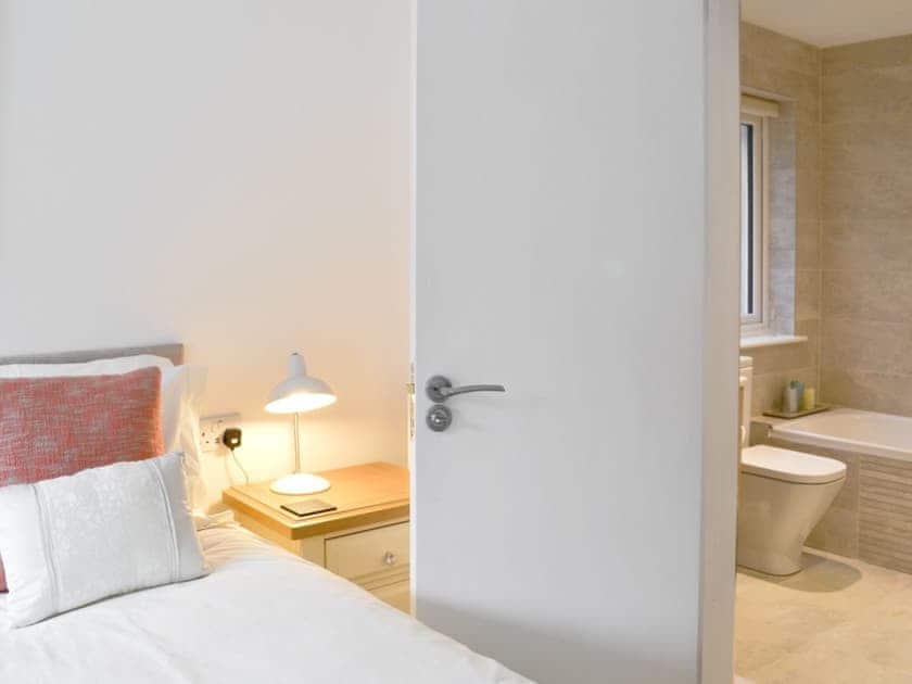 Cosy twin bedroom with en-suite | Balnacraig, Craigton, near Inverness