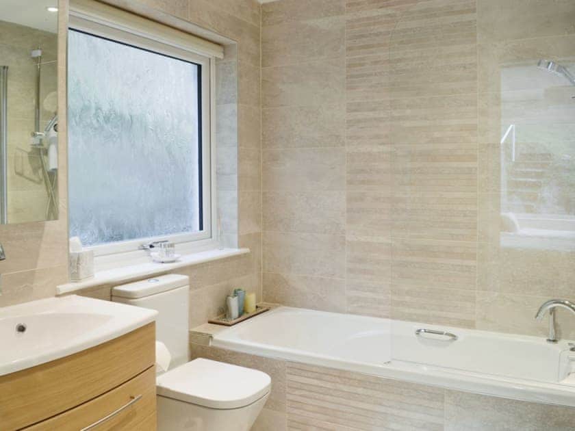En-suite bathroom with shower over bath | Balnacraig, Craigton, near Inverness