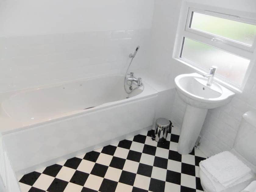 Bathroom | Admirals Cottage, Yarmouth