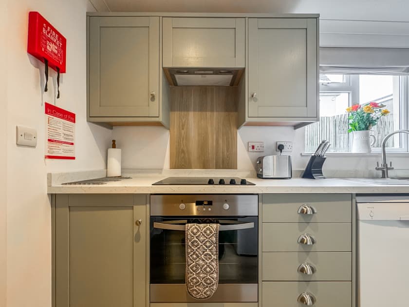 Convenient dining area and well-equipped kitchen | Lower Moon, Port Isaac