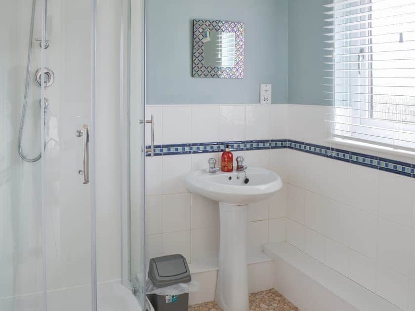 Charming en-suite with shower cubicle | Sand Castles, Seahouses