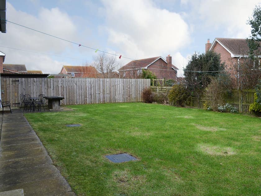 Large mainly lawned garden | Sand Castles, Seahouses